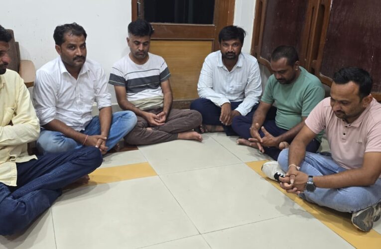 ગોંડલ તાલુકા ના વોરાકોટડા ગામની સીમ માંથી સાત (૭) જુગારીઓ ને ગંજીપતાના પાના વડે તીનપત્તી નો જુગાર રમતા કુલ કિ.રૂ.૩૩,૧૪,૩૦૦/-ના મુદ્દામાલ સાથે પકડી પાડતી લૉકલ ક્રાઇમ બ્રાન્ચ રાજકોટ રૂરલ.