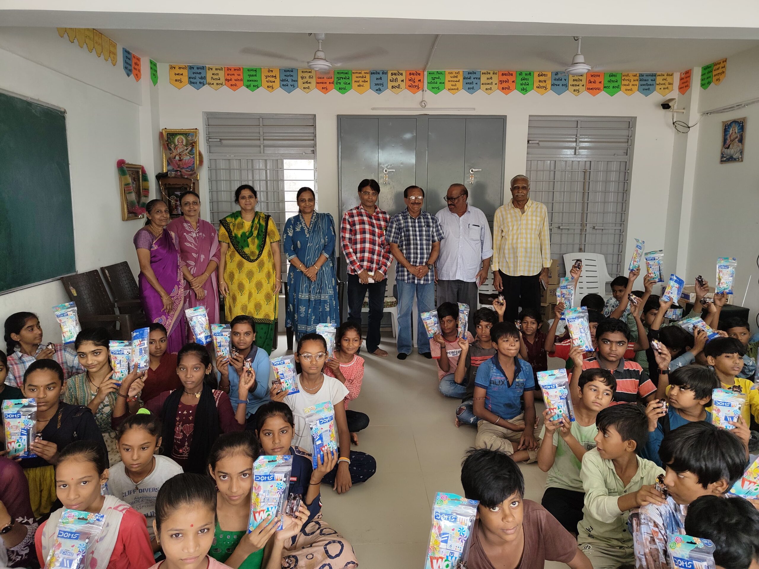 ગોંડલ સ્વર્ગસ્થ પુત્ર ની સ્મૃતિ માં સરકારી શાળા નં.7 ના ધોરણ 6,7 અને 8 ના તમામ વિધાર્થીઓને શૈક્ષણિક કીટ અને સ્વાદિષ્ટ બિસ્કિટ ની આપી ભેટ.