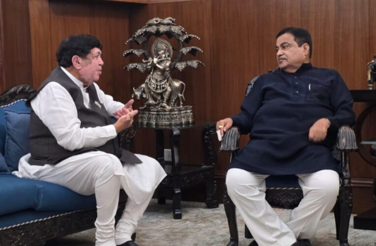 ગુજરાતની સડક અને પરિવહન વિકાસથી પ્રભાવીત નવિ દિલ્હી ખાતે કેન્દ્રીય માર્ગ પરિવહન અને હાઈવે મંત્રી નિતિન ગડકરી-દિલીપ સંઘાણીની શુભેચ્છા મૂલાકાત.