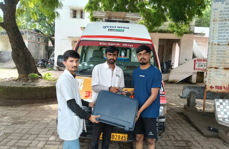 ૧૦૮ એમ્બ્યુલન્સ હેલ્પલાઇનની ટીમે લાખોના દાગીના અને  રોકડ પરત કરીને ઈમાનદારી દાખવી.