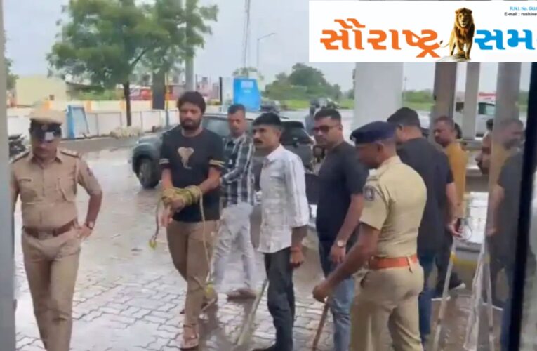 રીબડા ફાયરિંગ કેસમાં હાર્દિકસિંહ જાડેજા પાસે ઘટનાનું રિકન્સ્ટ્રકશન કરાવતી પોલીસ :પોલીસે પેટ્રોલ પંપ તથા ફાર્મહાઉસ લઇ જઇ તપાસ હાથ ધરી.