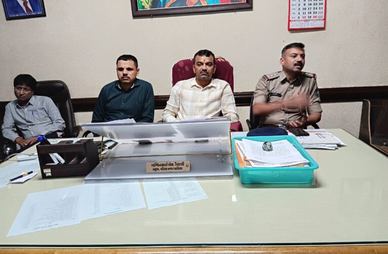 ગોંડલ નગરપાલિકા  તથા પોલીસ તંત્ર ની બેઠક યોજાઈ:લોકમેળા માં સંયુક્ત કામગીરી કરાશે:પોલીસ અને નગરપાલિકા સદસ્યોનુ વોટસઅપ ગૃપ બનાવાયું: લોકમેળા રોમિયોગીરી લુખ્ખાગીરી નહી ચાલે:પોલીસ નો આકરો મેસેજ.