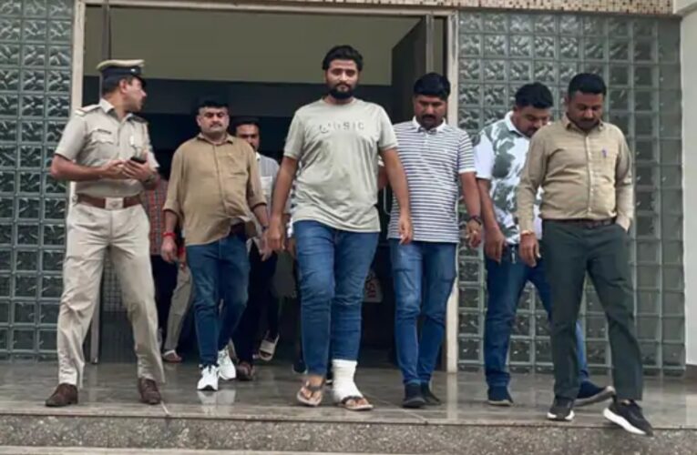 રીબડા પેટ્રોલ પંપ ફાયરિંગના સૂત્રધાર હાર્દિકસિંહનો કબજો લેતી ગોંડલ પોલીસ :આજે રિમાન્ડ મગાશે, પૂછપરછમાં શાર્પશૂટરને હથિયાર અને બાઈક આપનાર અને મદદગારી કરનારના નામ ખુલશે.